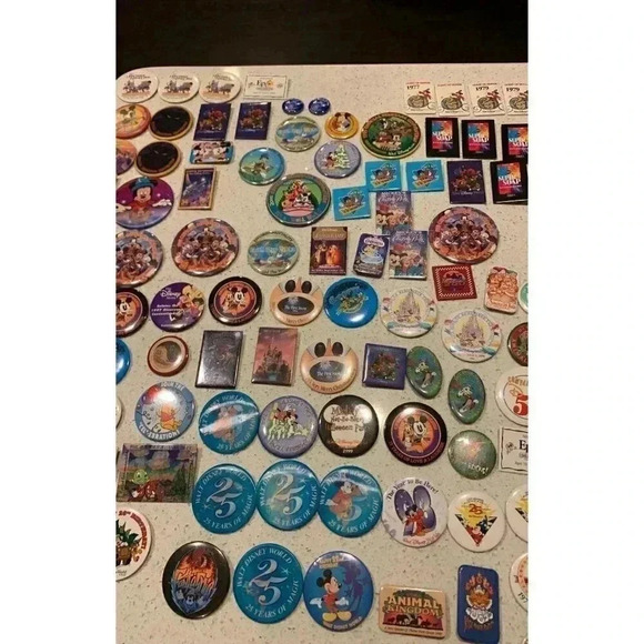Huge lot of vintage disney button pins Bt - Picture 7 of 7